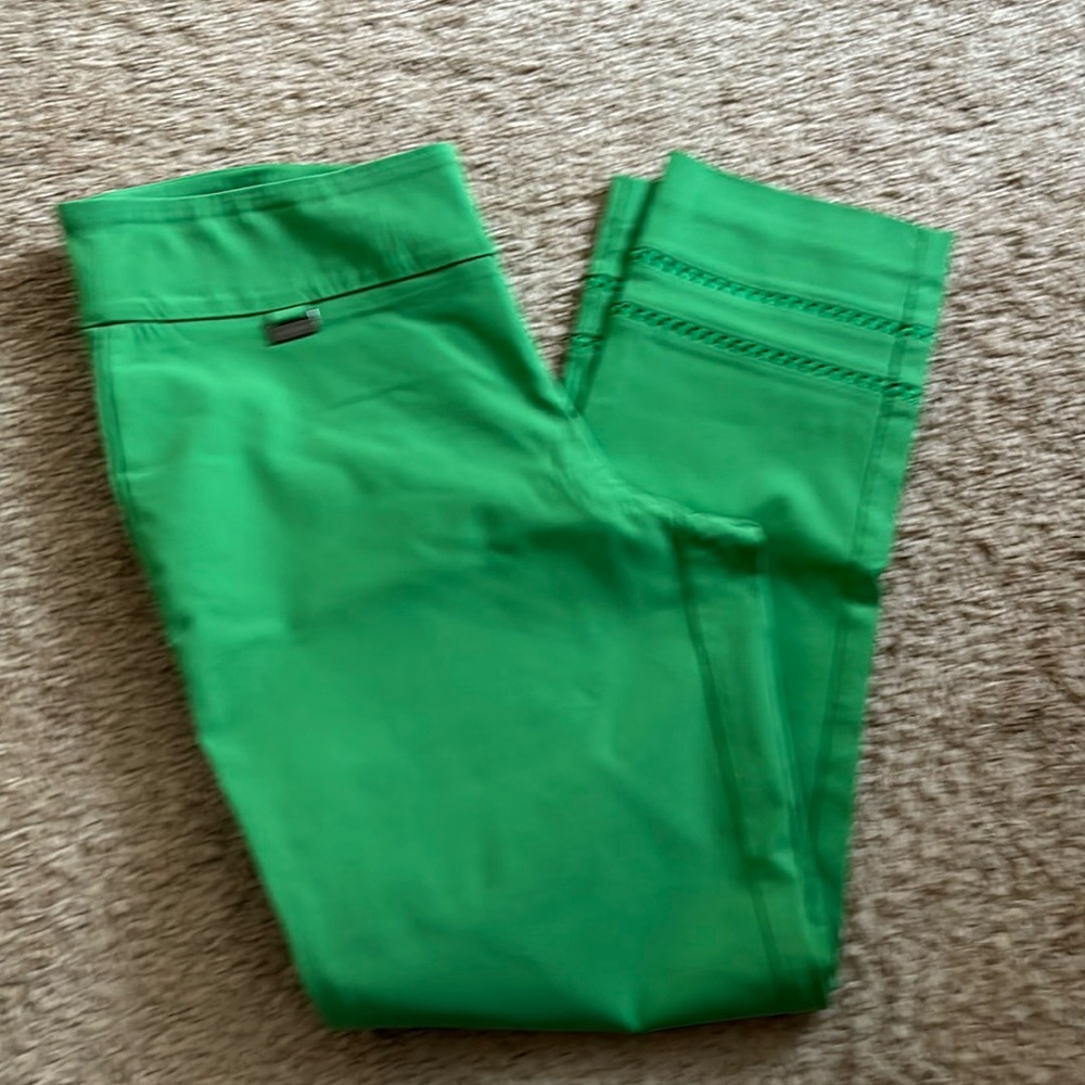 Green crop pants. Elastic waist. Decorative cuffs.
